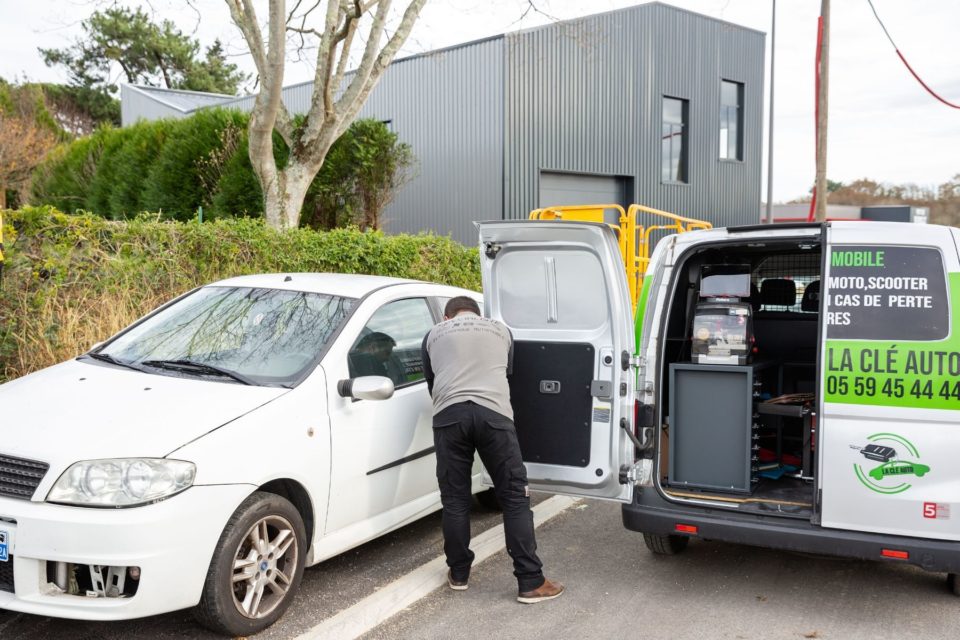 Technicien en intervention sur une voiture